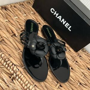 Chanel black sandals 39